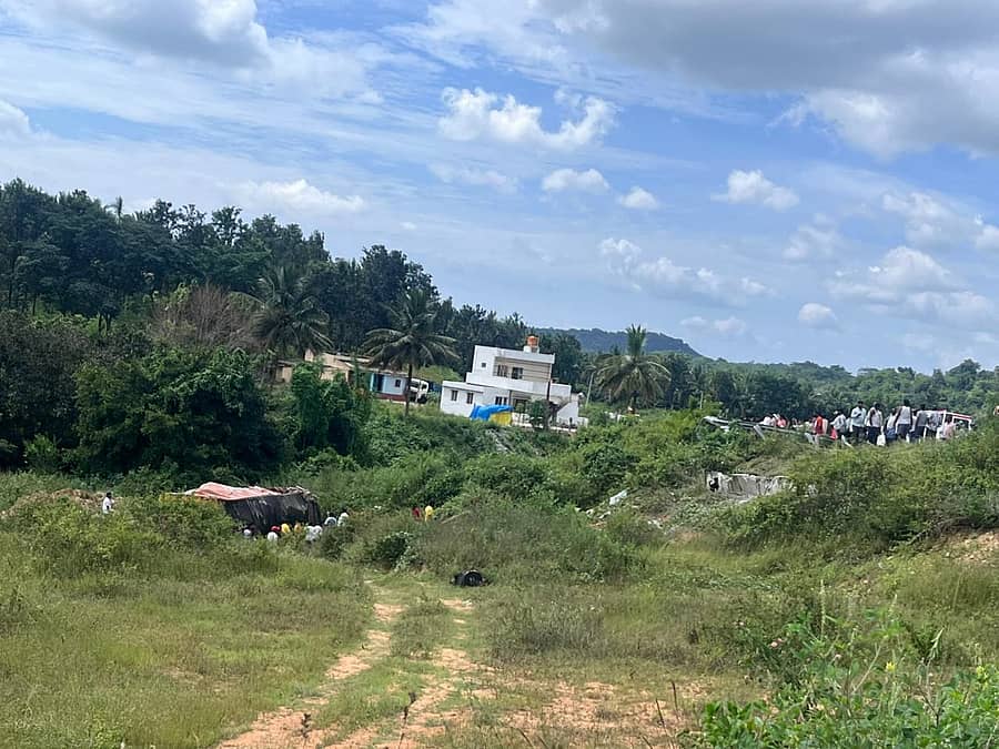 ಆನೇಕಲ್ ತಾಲೂಕಿನ ಜಿಗಣಿ ಪೊಲೀಸ್ ಠಾಣೆ ವ್ಯಾಪ್ತಿಯ ಉರುಗನದೊಡ್ಡಿ ಸಮೀಪ ಭಾನುವಾರ ಕಂಟೇನರ್ ಲಾರಿ ಕಂದಕಕ್ಕೆ ಬಿದ್ದಿದೆ