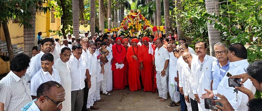 ಲಿಂಗಸುಗೂರಿನಲ್ಲಿ ವಚನ ಗ್ರಂಥಗಳ ಕಟ್ಟಿನ ಅಡ್ಡಪಲ್ಲಕ್ಕಿ ಮಹೋತ್ಸವ ವಿಜೃಂಭಣೆಯಿಂದ ಜರುಗಿತು