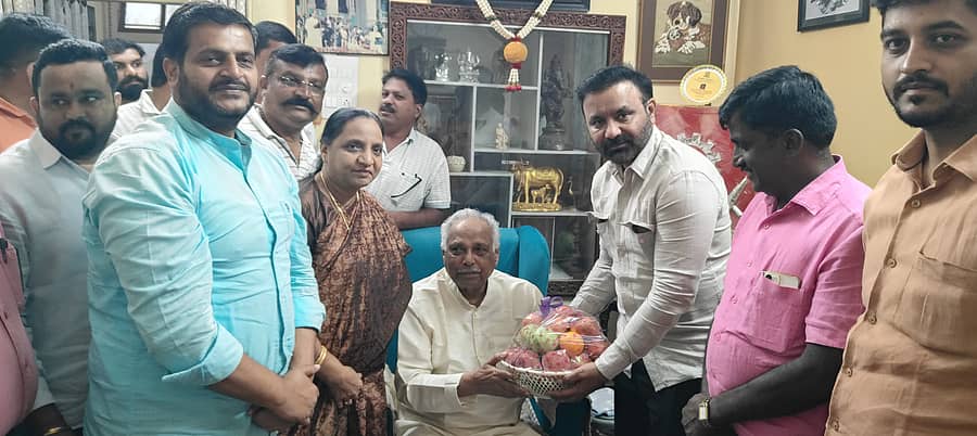 ಸಾಗರಕ್ಕೆ ಭಾನುವಾರ ಭೇಟಿ ನೀಡಿದ್ದ ಕಾರ್ಮಿಕ ಸಚಿವ ಸಂತೋಷ್ ಲಾಡ್ ಅವರು ಮಾಜಿ ಸಚಿವ ಕಾಗೋಡು ತಿಮ್ಮಪ್ಪ ಅವರಿಗೆ ಗೌರವ ಸಲ್ಲಿಸಿದರು