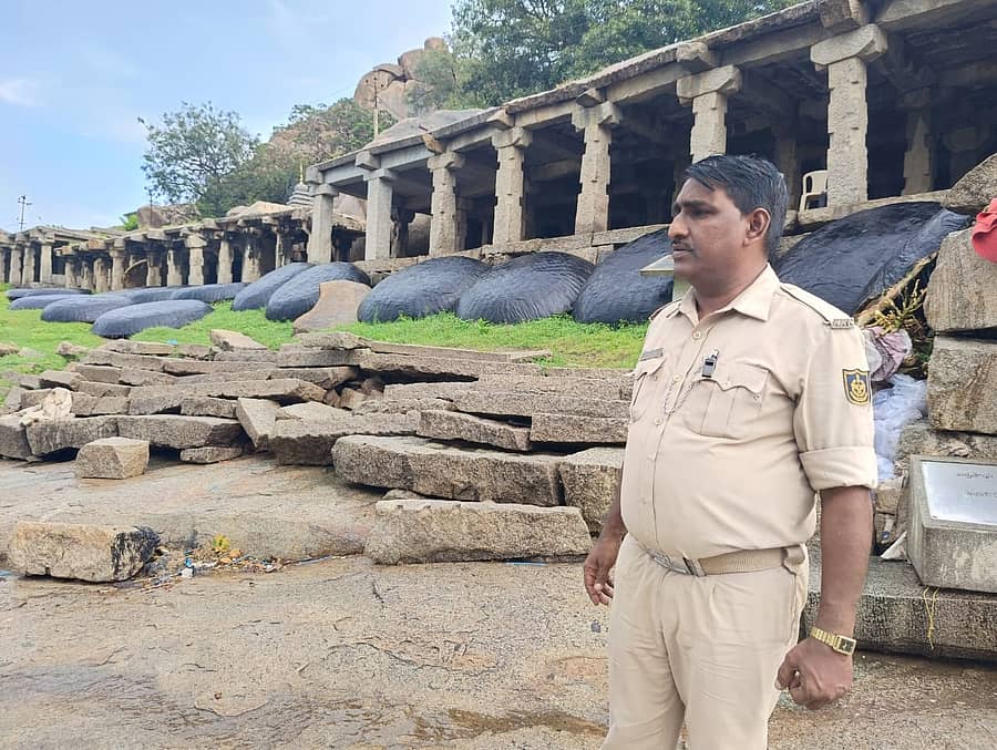 ಹಂಪಿಯ ಚಕ್ರತೀರ್ಥದಲ್ಲಿ ತುಂಗಭದ್ರಾ ನದಿಯಲ್ಲಿದ್ದ ತೆಪ್ಪಗಳನ್ನು ಭಾನುವಾರ ನದಿ ದಡಕ್ಕೆ ತಂದು ಇರಿಸಲಾಗಿದ್ದು, ಸ್ಥಳದಲ್ಲಿ ಗೃಹರಕ್ಷಕ ದಳ ಸಿಬ್ಬಂದಿಯನ್ನು ಕರ್ತವ್ಯಕ್ಕೆ ನಿಯೋಜಿಸಲಾಗಿದೆ ಪ್ರಜಾವಾಣಿ ಚಿತ್ರ