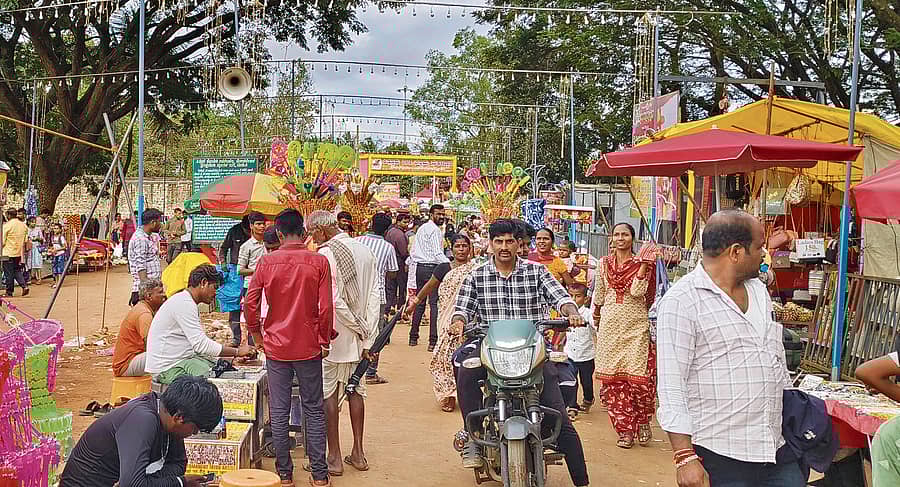 ಚನ್ನಮ್ಮನ ಕಿತ್ತೂರಿನ ಕೋಟೆಯ ಮುಖ್ಯ ದ್ವಾರದ ಮುಂದಿನ ದ್ವಿಪಥ ರಸ್ತೆ ಬದಿಯಲ್ಲಿ ಸೇರಿದ್ದ ಜನರು