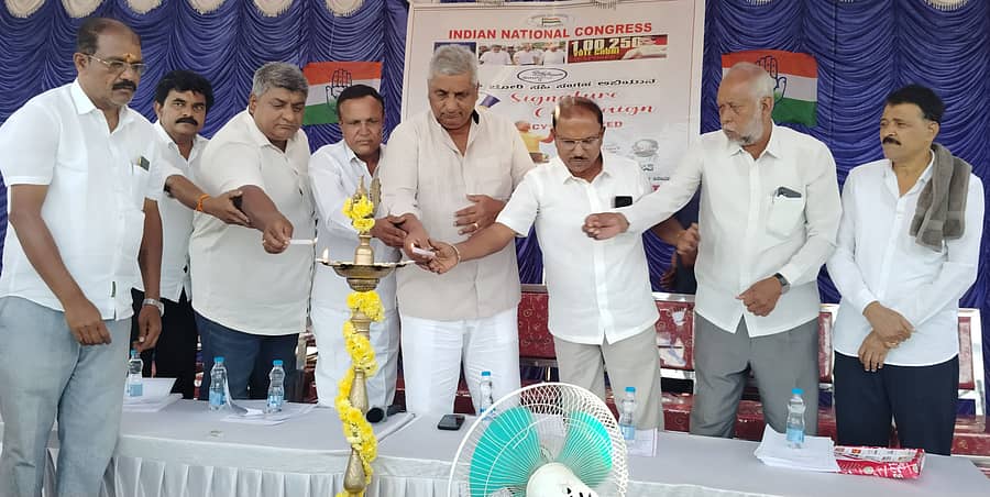 ಪಿರಿಯಾಪಟ್ಟಣದ ಕಾಂಗ್ರೆಸ್ ಕಚೇರಿ ಆವರಣದಲ್ಲಿ ವೋಟ್ ಚೋರಿ ಸಹಿ ಸಂಗ್ರಹ ಅಭಿಯಾನವನ್ನು ಸಚಿವ ಕೆ. ವೆಂಕಟೇಶ್ ಉದ್ಘಾಟಿಸಿದರು. ಎಚ್. ಡಿ. ಗಣೇಶ್, ನಿತಿನ್ ವೆಂಕಟೇಶ್, ಡಿ. ಟಿ. ಸ್ವಾಮಿ, ರಹಮತ್ ಜಾನ್ ಬಾಬು, ಮಾನ್ಸೂನ್ ಚಂದ್ರು, ಅಶೋಕ್ ಕುಮಾರ್ ಗೌಡ, ಪ್ರಕಾಶ್ ಭಾಗವಹಿಸಿದ್ದರು