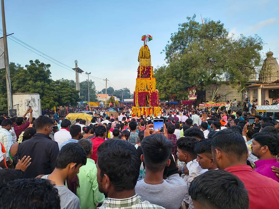 ಸೈದಾಪುರ ಸಮೀಪದ ಬದ್ದೇಪಲ್ಲಿ ಗ್ರಾಮದ ಆಂಜನೇಯಸ್ವಾಮಿ ಜಾತ್ರಾ ಮಹೋತ್ಸವದ ನಿಮಿತ್ತ ಭಾನುವಾರ ಬೆಳಿಗ್ಗೆ ಸಹಸ್ರಾರು ಭಕ್ತರ ಸಮ್ಮುಖದಲ್ಲಿ ನಡುವೆ ಅದ್ದೂರಿ ರಥೋತ್ಸವ ಜರಗಿತು