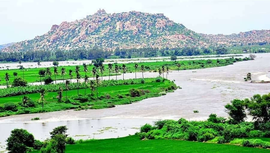 ಕೆಂಚನಗುಡ್ಡ ಬಳಿಯ ವಿಜಯನಗರ ಕಾಲದ ಅಣೆಕಟ್ಟು ಹಾಗೂ ಕಾಲುವೆ ಮೂಲಕ ಹರಿಯುವ ತುಂಗಭದ್ರಾ ನದಿಯ ಮನಮೋಹಕ ದೃಶ್ಯ