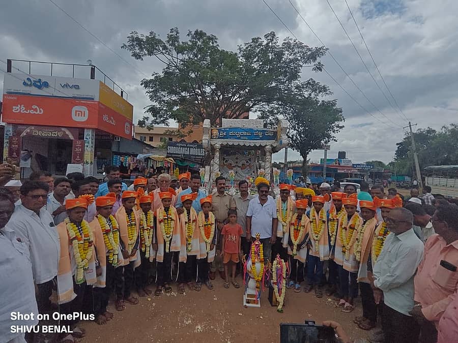 ರಾಜ್ಯ ಮಟ್ಟದ ಕೊಕ್ಕೊ ಪಂದ್ಯಾವಳಿಯಲ್ಲಿ ವಿಜೇತರಾದ ಬಾಲಕಿಯರನ್ನು ಭಾನುವಾರ ಆಲಮಟ್ಟಿಯಿಂದ-ಬೇನಾಳದವರೆಗೆ ಸಾರೋಟಿನಲ್ಲಿ ಮೆರವಣಿಗೆ ಮಾಡುವ ಕಾರ್ಯಕ್ರಮಕ್ಕೆ ಸಿಪಿಐ ಶರಣಗೌಡ ಗೌಡರ ಹಾಗೂ ಎಸ್.ಬಿ. ದಳವಾಯಿ ಚಾಲನೆ ನೀಡಿದರು