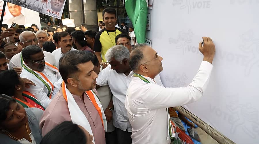 ‘ಮತದಾರರ ಹಕ್ಕುಗಳಿಗಾಗಿ ಸಹಿ ಸಂಗ್ರಹ ಅಭಿಯಾನ’ಕ್ಕೆ ದಿನೇಶ್ ಗುಂಡೂರಾವ್ ಚಾಲನೆ ನೀಡಿದರು