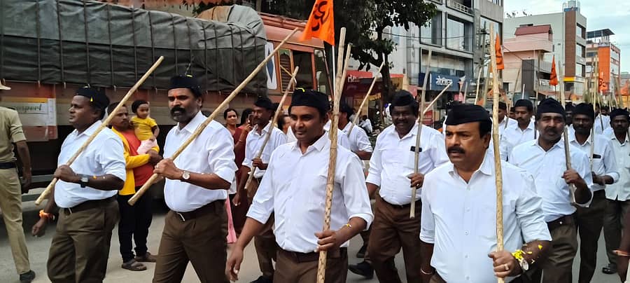 ಮಾಲೂರು ನಗರದಲ್ಲಿ ಭಾನುವಾರ ಆರ್ಎಸ್ಎಸ್ನಿಂದ ಆಕರ್ಷಕ ಪಥಸಂಚಲನ ನಡೆಯಿತು