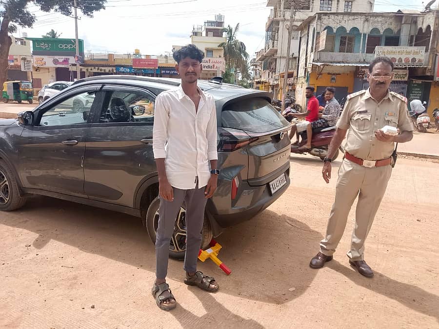 ವಿಜಯಪುರ ಪಟ್ಟಣದಲ್ಲಿ ಅಡ್ಡಾದಿಡ್ಡಿಯಾಗಿ ವಾಹನ ನಿಲ್ಲಿಸಿದ ಸವಾರರಿಗೆ ಪೊಲೀಸರು ದಂಡ ಹಾಕಿದರು