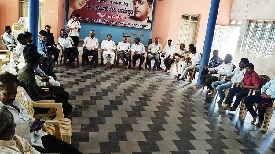 <div class="paragraphs"><p>ಅಕ್ಟೋಬರ್ 29ರಂದು ತಾಳಿಕೋಟೆ ಸಂಪೂರ್ಣ ಬಂದ್ ನಡೆಸಲು ವಿವಿಧ ದಲಿತ ಪರ ಸಂಘಟನೆಗಳ ಒಕ್ಕೂಟದ ಪದಾಧಿಕಾರಿಗಳ ಪೂರ್ವಭಾವಿ ಸಭೆಯಲ್ಲಿ ಶನಿವಾರ ತೀರ್ಮಾನಿಸಲಾಯಿತು.</p></div>