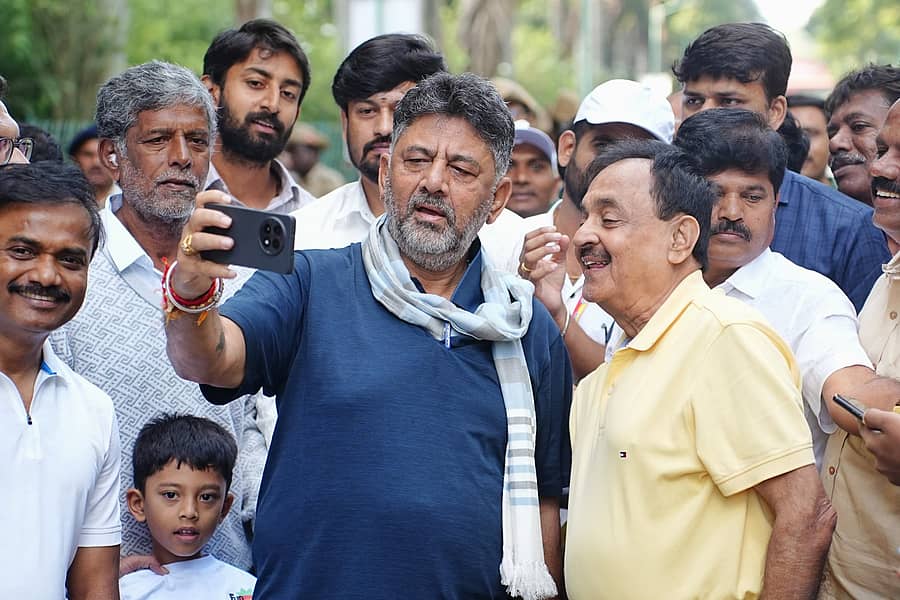 <div class="paragraphs"><p>ಬೆಂಗಳೂರು ನಡಿಗೆ ಕಾರ್ಯಕ್ರಮದಲ್ಲಿ ಸಾರ್ವಜನಿಕರೊಂದಿಗೆ ಸೆಲ್ಫಿ ತೆಗೆದುಕೊಂಡ ಡಿಸಿಎಂ ಡಿ.ಕೆ ಶಿವಕುಮಾರ್</p></div>