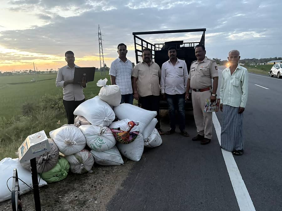 ಕೊಳ್ಳೇಗಾಲ ತಾಲ್ಲೂಕಿನ ನರೀಪುರ ಗ್ರಾಮದ ಬೈಪಾಸ್ ರಸ್ತೆಯಲ್ಲಿ ಅಕ್ರಮವಾಗಿ ಅಕ್ಕಿ ಸಾಗಣಿಕೆ ಮಾಡುತ್ತಿದ್ದ ಗೂಡ್ಸ್ ವಾಹನವನ್ನು ಆಹಾರ ಇಲಾಖೆ ಹಾಗೂ ಪೊಲೀಸ್ ಇಲಾಖೆ ಅಧಿಕಾರಿಗಳು ಜಂಟಿಯಾಗಿ ದಾಳಿ ಮಾಡಿ 19 ಅಕ್ಕಿ ಮೂಟೆಯನ್ನು ಭಾನುವಾರ ಜಪ್ತಿ ಮಾಡಿದ್ದಾರೆ.