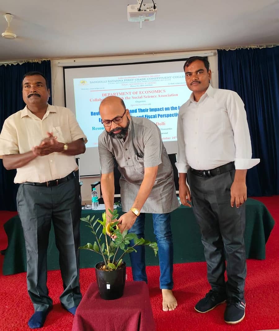 ಬೆಳಗಾವಿಯ ಸಂಗೊಳ್ಳಿ ರಾಯಣ್ಣ ಪ್ರಥಮ ದರ್ಜೆ ಘಟಕ ಮಹಾದ್ಯಾಲಯದಲ್ಲಿ ಹಮ್ಮಿಕೊಂಡಿದ್ದ ಜಿಎಸ್ಟಿ ವಿಷಯ ಕುರಿತ ಉಪನ್ಯಾಸ ಕಾರ್ಯಕ್ರಮವನ್ನು ಮನೋಜ ಡೊಳ್ಳಿ ಉದ್ಘಾಟಿಸಿದರು