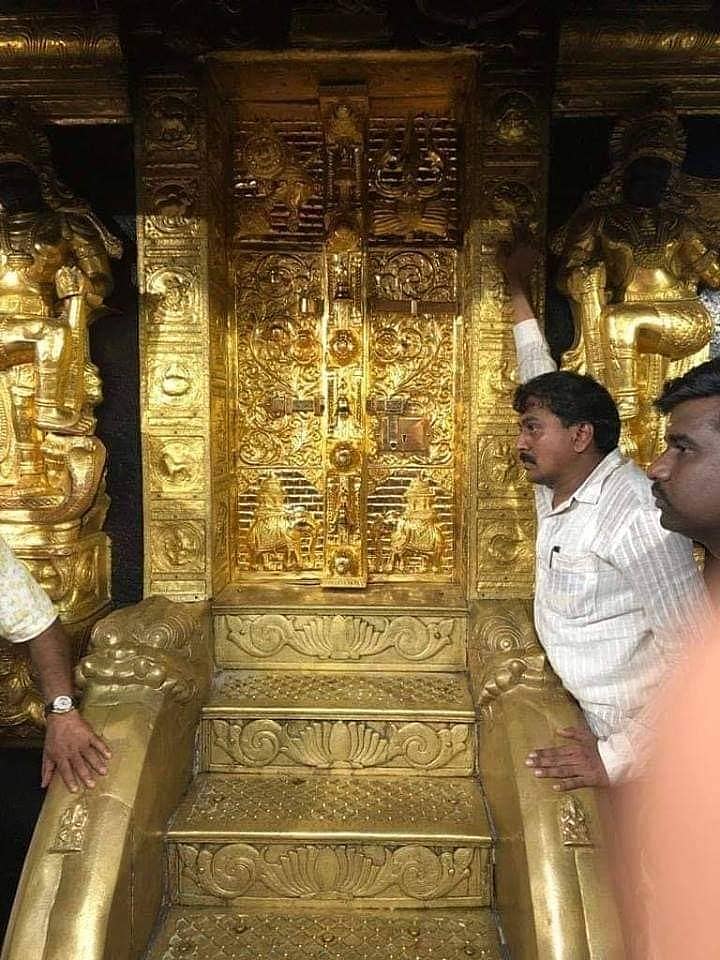ಕೇರಳದ ಅಯ್ಯಪ್ಪ ಸ್ವಾಮಿ ದೇಗುಲದ ಗರ್ಭಗುಡಿಗೆ ಚಿನ್ನಲೇಪಿತ ಬಾಗಿಲನ್ನು ತೊಡಿಸಿ ಪರಿಶೀಲಿಸುತ್ತಿರುವ ಬಳ್ಳಾರಿಯ ರೊದ್ದಂ ಜುವೆಲ್ಸ್ನ ಮಾಲೀಕ ಗೋವರ್ಧನ್