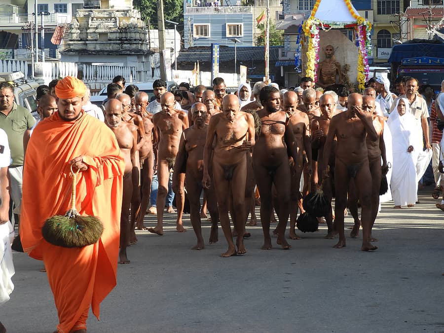 ಶ್ರವಣಬೆಳಗೊಳದಲ್ಲಿ ಯಮ ಸಲ್ಲೇಖನ ವ್ರತ ಸ್ವೀಕರಿಸಿ ಸಮಾಧಿ ಮರಣ ಹೊಂದಿದ ಸುಪ್ರಭಾ ಸಾಗರ ಮುನಿಶ್ರೀ ಮೆರವಣಿಗೆಯಲ್ಲಿ ಸ್ವಸ್ತಿಶ್ರೀ ಅಭಿನವ ಚಾರುಕೀರ್ತಿ ಭಟ್ಟಾರಕ ಸ್ವಾಮೀಜಿ ಮತ್ತು ತ್ಯಾಗಿ ವೃಂದದವರು ಭಾಗವಹಿಸಿದ್ದರು