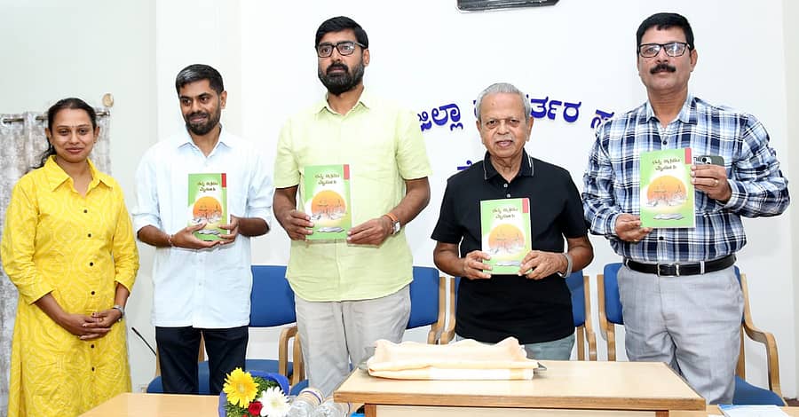 ಮೈಸೂರಿನ ಜಿಲ್ಲಾ ಪತ್ರಕರ್ತರ ಸಂಘದಲ್ಲಿ ಈಚನೂರು ಕುಮಾರ್ ಅವರ 50 ವರ್ಷಗಳ ಅಕ್ಷರಯಾನ ನೆನಪಿನಲ್ಲಿ ‘ಭವ್ಯ ಚಿತ್ರಪಟ ಮೈಸೂರು’ ಕೃತಿಯನ್ನು ಗವಿಸಿದ್ದಯ್ಯ ಬಿಡುಗಡೆಗೊಳಿಸಿದರು. ಪತ್ರಕರ್ತರಾದ ಅಜಿತ್, ಕೆ.ದೀಪಕ್, ಜಿ.ಸತ್ಯನಾರಾಯಣ ಪಾಲ್ಗೊಂಡಿದ್ದರು