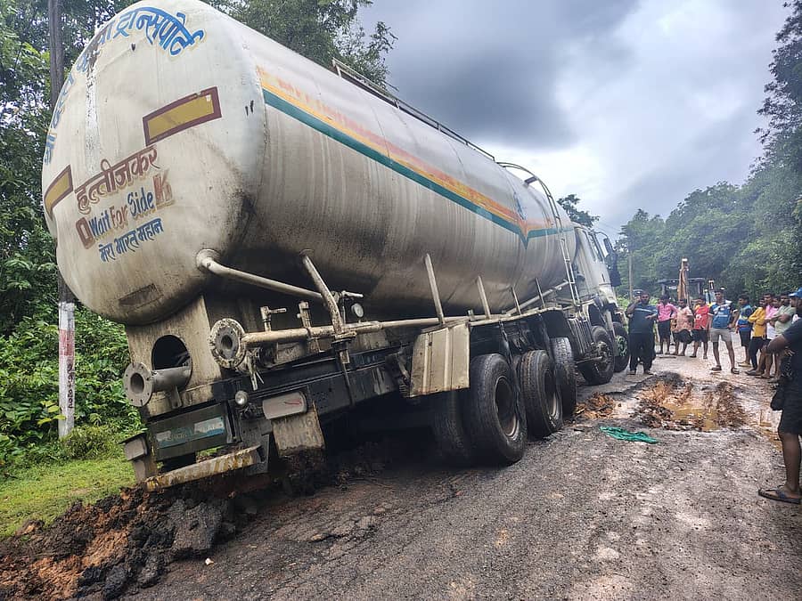 ಕಾರವಾರ ತಾಲ್ಲೂಕಿನ ಕಡಿಯೆ ಗ್ರಾಮದ ಬಳಿ ಕಾರವಾರ–ಕೈಗಾ ರಾಜ್ಯ ಹೆದ್ದಾರಿಯಲ್ಲಿ ಭಾರಿ ಗಾತ್ರದ ವಾಹನ ಕೆಸರಿನಲ್ಲಿ ಸಿಲುಕಿಕೊಂಡಿದೆ