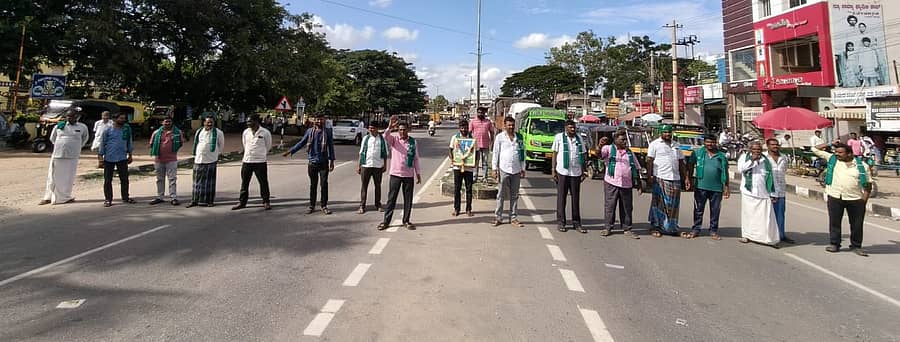 ಗುಂಡ್ಲುಪೇಟೆ ಪಟ್ಟಣದ ಎಂಡಿಸಿಸಿ ಬ್ಯಾಂಕ್ ಸರ್ಕಲ್ ಮುಂದೆ ಕರ್ನಾಟಕ ರಾಜ್ಯ ರೈತ ಸಂಘ ಹಾಗೂ ಹಸಿರು ಸೇನೆ ವತಿಯಿಂದ ರಾಷ್ಟ್ರೀಯ ಹೆದ್ದಾರಿ ತಡೆದು ಪ್ರತಿಭಟನೆ ನಡೆಸಲಾಯಿತು