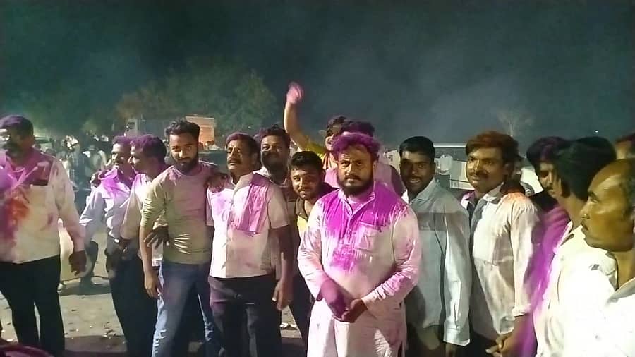 ಅಥಣಿಯ ಕೃಷ್ಣಾ ಸಹಕಾರ ಸಕ್ಕರೆ ಕಾರ್ಖಾನೆ ಚುನಾವಣೆಯಲ್ಲಿ ಶಾಸಕ ಲಕ್ಷ್ಮಣ ಸವದಿ ಹಾಗೂ ರಾಜು ಕಾಗೆ ಬಣದವರು ಮೈಲುಗೈ ಸಾಧಿಸಿದ ಅಂಗವಾಗಿ ವಿಜಯೋತ್ಸವ ಆಚರಿಸಿದರು