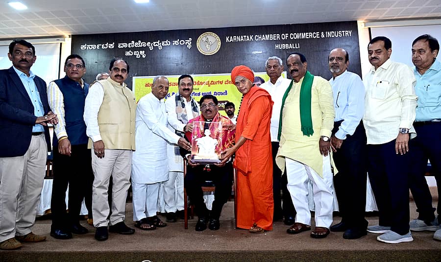 <div class="paragraphs"><p>ಹುಬ್ಬಳ್ಳಿಯಲ್ಲಿ ಭಾನುವಾರ ನಡೆದ ಕಾರ್ಯಕ್ರಮದಲ್ಲಿ ಮಾಜಿ ಸಚಿವ ಮುರಗೇಶ ನಿರಾಣಿ ಅವರಿಗೆ ಸನ್ಮಾನಿಸಲಾಯಿತು. ಮೂರುಸಾವಿರ ಮಠದ ಗುರುಸಿದ್ಧ ರಾಜಯೋಗೀಂದ್ರ ಸ್ವಾಮೀಜಿ ಹಾಗೂ ಗಣ್ಯರು ಪಾಲ್ಗೊಂಡಿದ್ದರು</p></div>