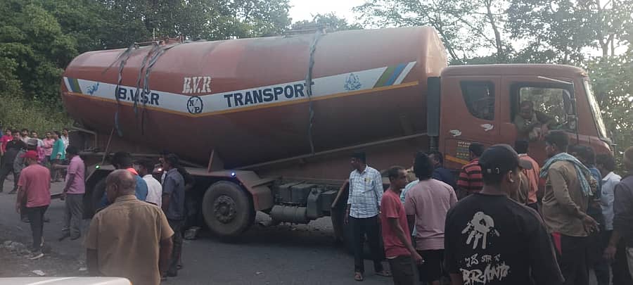 ಮೂಡಿಗೆರೆ ತಾಲ್ಲೂಕಿನ ಚಾರ್ಮಾಡಿ ಘಾಟಿಯಲ್ಲಿ ಭಾನುವಾರ ಬೆಳಿಗ್ಗೆ ಟ್ಯಾಂಕರ್ ಸಿಲುಕಿದ್ದರಿಂದ ವಾಹ ಸಂಚಾರಕ್ಕೆ ಅಡ್ಡಿಯಾಗಿತ್ತು
