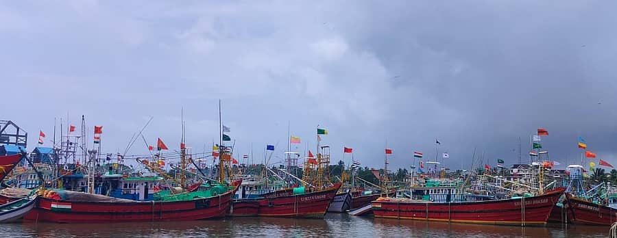 ಮಲ್ಪೆಯಲ್ಲಿ ಲಂಗರು ಹಾಕಿರುವ ದೋಣಿಗಳು