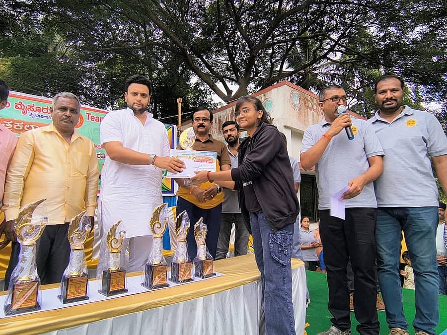 ಇಟ್ಟಿಗೆಗೂಡಿನಲ್ಲಿ ಭಾನುವಾರ ‘ಟೀಂ ಮೈಸೂರು’ ಆಯೋಜಿಸಿದ್ದ ಚಿತ್ರಕಲಾ ಸ್ಪರ್ಧೆಯಲ್ಲಿ ವಿಜೇತರಾದವರಿಗೆ ಸಂಸದ ಯದುವೀರ ಕೃಷ್ಣದತ್ತ ಚಾಮರಾಜ ಒಡೆಯರ್ ಬಹುಮಾನ ವಿತರಿಸಿದರು