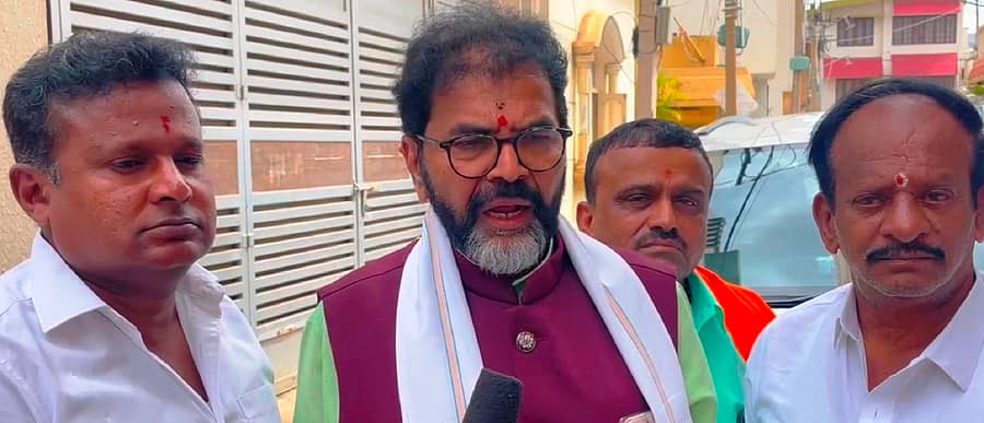 ವಿಧಾನ ಪರಿಷತ್ ವಿರೋಧ ಪಕ್ಷದ ನಾಯಕ ಛಲವಾದಿ ನಾರಾಯಣಸ್ವಾಮಿ ಕೋಲಾರದಲ್ಲಿ ಸುದ್ದಿಗಾರರೊಂದಿಗೆ ಮಾತನಾಡಿದರು
