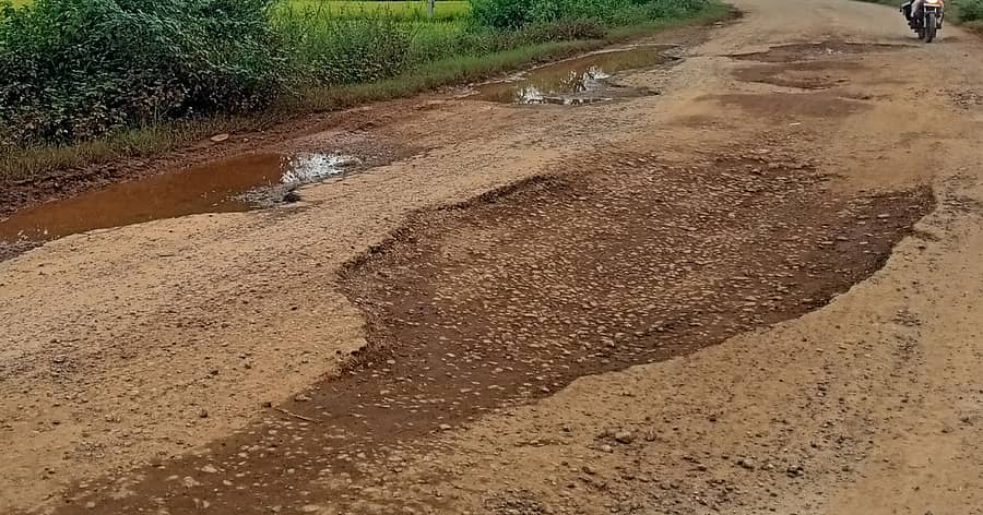 ಮುಂಡರಗಿ ತಾಲ್ಲೂಕಿನ ಶಿಂಗಟಾಲೂರ ಹಾಗೂ ಶೀರನಹಳ್ಳಿ ಗ್ರಾಮ ಮಧ್ಯದ ಮುಖ್ಯ ರಸ್ತೆಯಲ್ಲಿರುವ ಗುಂಡಿಗಳು