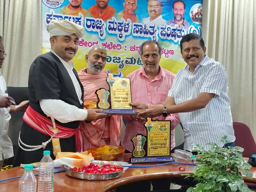 ಶ್ರವಣಬೆಳಗೊಳದಲ್ಲಿ ಜರುಗಿದ ರಾಜ್ಯ ಮಕ್ಕಳ ಸಾಹಿತ್ಯ ಪರಿಷತ್ತಿನ ಸಮಾರೋಪ ಸಮಾರಂಭದಲ್ಲಿ ಜಿಲ್ಲಾಘಟಕದ ಅಧ್ಯಕ್ಷರನ್ನು ಎಂ.ಎ.ಗೋಪಾಲಸ್ವಾಮಿ ಸನ್ಮಾನಿಸಿದರು. ಸಿ.ಎನ್.ಅಶೋಕ್ ಪಾಲ್ಗೊಂಡಿದ್ದರು