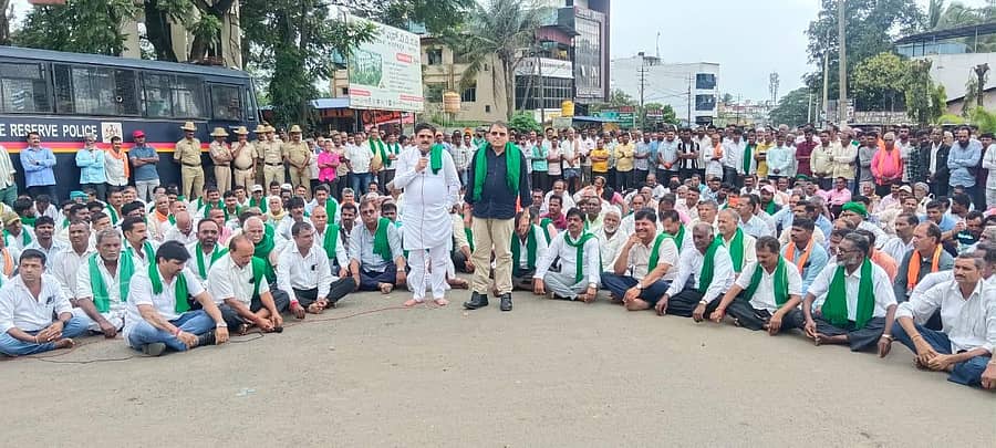 ಹಳಿಯಾಳದಲ್ಲಿ ಕಬ್ಬು ಬೆಳೆಗಾರರ ವಿವಿಧ ಬೇಡಿಕೆ ಈಡೇರಿಕೆಗೆ ಆಗ್ರಹಿಸಿ ನಡೆಸಿದ ರಸ್ತೆ ತಡೆ ಪ್ರತಿಭಟನೆಯಲ್ಲಿ ಮಾಜಿ ಶಾಸಕ ಸುನಿಲ ಹೆಗಡೆ ಮಾತನಾಡಿದರು. ವಿಧಾನ ಪರಿಷತ್ ಮಾಜಿ ಸದಸ್ಯ ಎಸ್.ಎಲ್. ಘೋಟ್ನೆಕರ ಕಬ್ಬು ಬೆಳೆಗಾರರ ಮುಖಂಡರು ಪಾಲ್ಗೊಂಡಿದ್ದರು