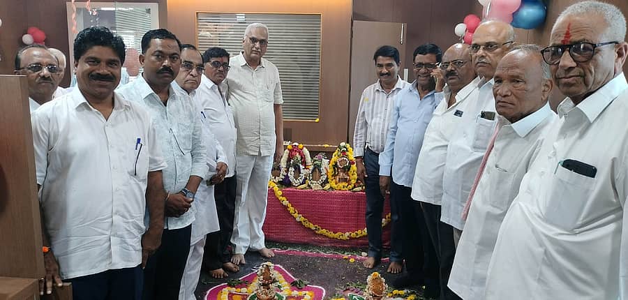 ಹಾನಗಲ್ನಲ್ಲಿ ನೂತನವಾಗಿ ನಿರ್ಮಾಣಗೊಂಡ ಛತ್ರಪತಿ ಶಿವಾಜಿ ಸೌಹಾರ್ದ ಸಹಕಾರಿ ಸಂಘದ ನೂತನ ಕಟ್ಟಡವನ್ನು ಸೋಮವಾರ ರಾಜ್ಯ ಸೌಹಾರ್ದ ಸಂಯುಕ್ತ ಸಹಕಾರಿ ನಿಯಮಿತದ ಅಧ್ಯಕ್ಷ ಜಿ.ನಂಜನಗೌಡ ಉದ್ಘಾಟಿಸಿದರು