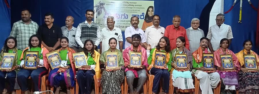 ಪಾಂಡವಪುರದಲ್ಲಿ ನಾಟಕ ಪ್ರದರ್ಶಿಸಿದ ಬಿಜಿಎಸ್ ಶಾಲೆಯ ವಿದ್ಯಾರ್ಥಿಗಳನ್ನು ಗಣ್ಯರು ಅಭಿನಂದಿಸಿದರು