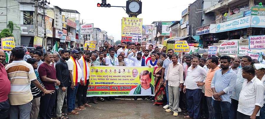 ಸಿಂಗ್ರೀ ನಂಜಪ್ಪ ವೃತ್ತದಲ್ಲಿ ಪ್ರತಿಭಟನೆ ನಡೆಸಲಾಯಿತು