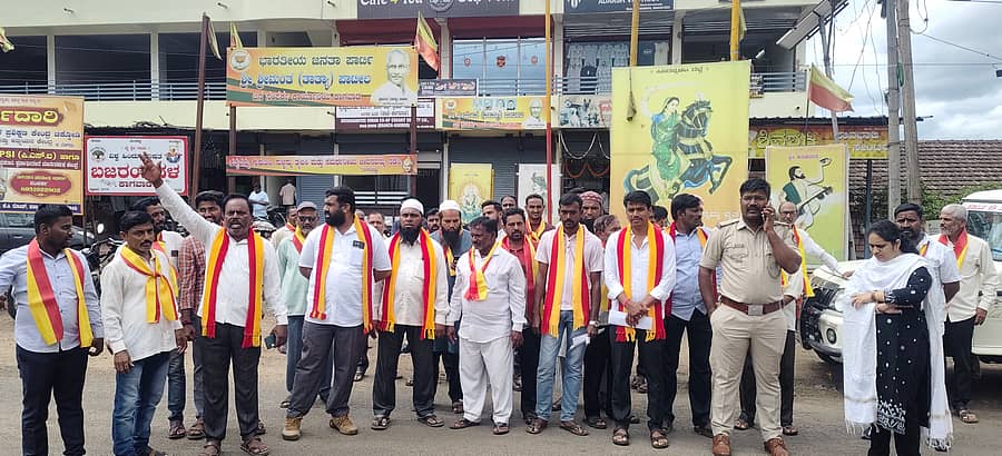 ಕಾಗವಾಡ ಪಟ್ಟಣದ ರಸ್ತೆ ಸುಧಾರಣೆ ಮಾಡುವಂತೆ ಆಗ್ರಹಿಸಿ ಕರವೇ ಕಾರ್ಯಕರ್ತರು ಚನ್ನಮ್ಮ ವೃತ್ತದಲ್ಲಿ ಪ್ರತಿಭಟನೆ ನಡೆಸಿದರು.