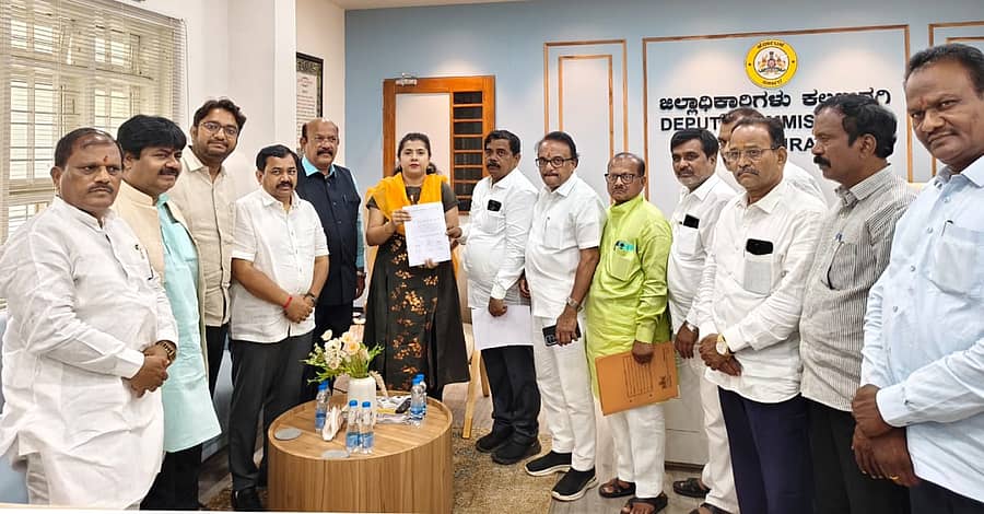 ನ.2ರಂದು ಆರ್ಎಸ್ಎಸ್ ಪಥಸಂಚಲನಕ್ಕೆ ಅವಕಾಶ ನೀಡುವಂತೆ ಕೋರಿ ಕಲಬುರಗಿಯಲ್ಲಿ ಜಿಲ್ಲಾಧಿಕಾರಿ ಫೌಜಿಯಾ ತರನ್ನುಮ್ ಅವರಿಗೆ ಸೋಮವಾರ ಬಿಜೆಪಿ ನಾಯಕರು ಮನವಿ ಸಲ್ಲಿಸಿದರು