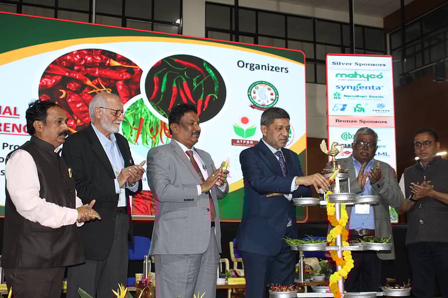 <div class="paragraphs"><p>ಬಾಗಲಕೋಟೆಯ ತೋಟಗಾರಿಕೆ ವಿಜ್ಞಾನಗಳ ವಿಶ್ವವಿದ್ಯಾಲಯದಲ್ಲಿ ಸೋಮವಾರ ಹಮ್ಮಿಕೊಂಡಿರುವ ಮೆಣಸಿನಕಾಯಿ ರಾಷ್ಟ್ರೀಯ ಸಮ್ಮೇಳನವನ್ನು ರಾಜ್ಯ ಕೃಷಿ ಬೆಲೆ ಆಯೋಗದ ಅಧ್ಯಕ್ಷ ಅಶೋಕ ದಳವಾಯಿ ಉದ್ಘಾಟಿಸಿದರು</p></div>