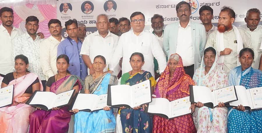 <div class="paragraphs"><p>ಹಾನಗಲ್ ತಾಲ್ಲೂಕಿನ ಕೆಲವರಕೊಪ್ಪ ಗ್ರಾಮದಲ್ಲಿ ಸೋಮವಾರ ಕೆಲವರಕೊಪ್ಪ ಮತ್ತು ಉಪ್ಪುಣಸಿ ಗ್ರಾಮದ ಫಲಾನುಭವಿಗಳಿಗೆ ಶಾಸಕ ಶ್ರೀನಿವಾಸ ಮಾನೆ ಮನೆ ಮಾಲೀಕತ್ವದ ಹಕ್ಕುಪತ್ರ ವಿತರಿಸಿದರು</p></div>