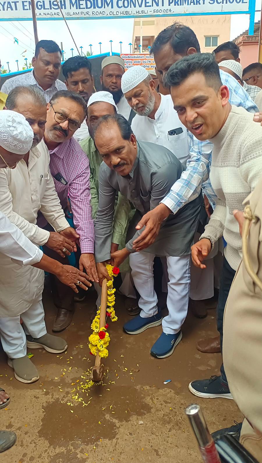 ಹುಬ್ಬಳ್ಳಿಯ ಪೂರ್ವ ವಿಧಾನಸಭೆ ಕ್ಷೇತ್ರ ವ್ಯಾಪ್ತಿಯ ಎನ್‌.ಎ.ನಗರದ ಮುಖ್ಯರಸ್ತೆ ಅಭಿವೃದ್ಧಿ ಕಾಮಗಾರಿಗೆ ಕರ್ನಾಟಕ ಕೊಳಚೆ ಅಭಿವೃದ್ಧಿ ಮಂಡಳಿ ಅಧ್ಯಕ್ಷ ಪ್ರಸಾದ ಅಬ್ಬಯ್ಯ ಸೋಮವಾರ ಭೂಮಿಪೂಜೆ ನೆರವೇರಿಸಿದರು