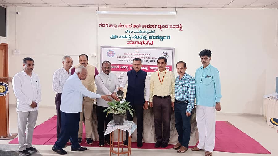 ಗದಗ ನಗರದ ಜಿಲ್ಲಾ ವಾಣಿಜ್ಯೋದ್ಯಮ ಸಂಸ್ಥೆಯಲ್ಲಿ ಸೋಮವಾರ ನಡೆದ ‘ಭ್ರಷ್ಟಾಚಾರದ ವಿರುದ್ಧ ಜಾಗೃತಿ ಅರಿವು ಸಪ್ತಾಹ’ ಕಾರ್ಯಕ್ರಮವನ್ನು ಜಿಲ್ಲಾ ಕಾನೂನು ಸೇವೆಗಳ ಪ್ರಾಧಿಕಾರದ ಸದಸ್ಯ ಕಾರ್ಯದರ್ಶಿ ಸಿ.ಎಸ್. ಶಿವನಗೌಡ್ರ ಉದ್ಘಾಟಿಸಿದರು