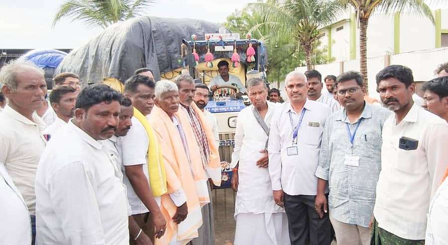 <div class="paragraphs"><p>ಮಾನ್ವಿಯಲ್ಲಿ ಸೋಮವಾರ ಶಾಸಕ ಜಿ.ಹಂಪಯ್ಯ ನಾಯಕ ಅವರು ಹತ್ತಿ ಖರೀದಿ ಕೇಂದ್ರವನ್ನು ಉದ್ಘಾಟಿಸಿದರು</p></div>