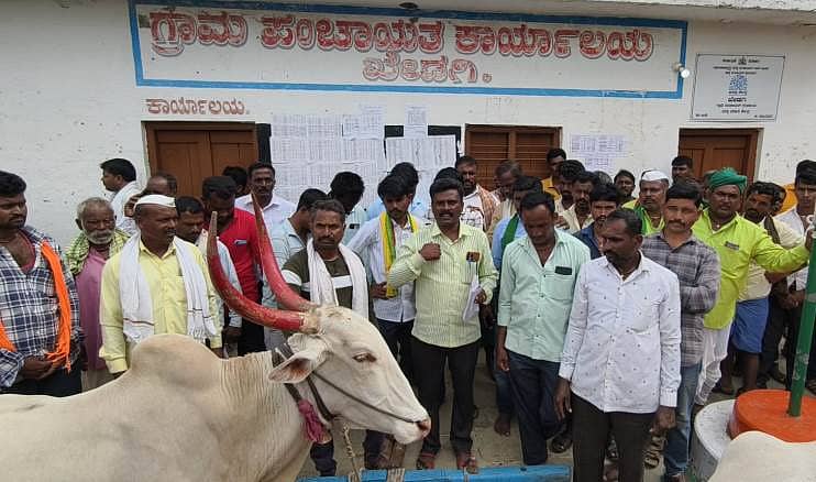 <div class="paragraphs"><p>ಇಂಡಿ ತಾಲೂಕಿನ ಖೇಡಗಿ ಗ್ರಾ.ಪಂ ಬೀಗ ಹಾಕಿ ಭೂಯ್ಯಾರ ಗ್ರಾಮಸ್ಥರು ಸೋಮವಾರ ಪ್ರತಿಭಟನೆ ನಡೆಸಿದರು</p></div>