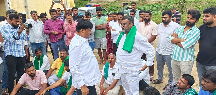ಮೈಸೂರು ಮೆಡಿಕಲ್ ಕಾಲೇಜಿನ ಶವಾಗಾರದಲ್ಲಿ ಇರಿಸಿದ್ದ ಹುಲಿ ದಾಳಿಯಿಂದ ಮೃತಪಟ್ಟ ರಾಜಶೇಖರ್ ಪಾರ್ಥೀವ ಶರೀರಕ್ಕೆ ಅಂತಿಮ ನಮನ ಸಲ್ಲಿಸಲು ಬಂದ ಡಾ.ಎಚ್.ಸಿ.ಮಹದೇವಪ್ಪ ಪ್ರತಿಭಟನಾನಿರತ ರೈತ ಮುಖಂಡರನ್ನು ಮಾತನಾಡಿಸಿದರು