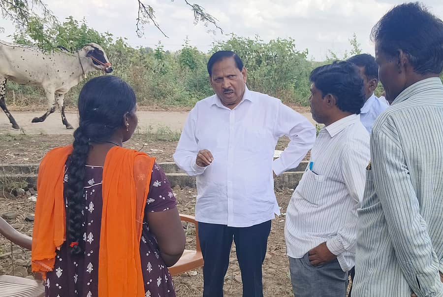 <div class="paragraphs"><p>ಬೆಳೆ ಹಾನಿಯಿಂದ ಆತ್ಮಹತ್ಯೆ ಮಾಡಿಕೊಂಡು ಖಾನಾಪುರ ರೈತ ರವೀಂದ್ರ ಸೋಪಾನ ಅವರ ಮನೆಗೆ ಹಿರಿಯ ಕಾಂಗ್ರೆಸ್ ಮುಖಂಡ ಭೀಮಸೇನರಾವ ಸಿಂಧೆ ಭೇಟಿ ನೀಡಿ ಸಾಂತ್ವನ ಹೇಳಿದರು</p></div>