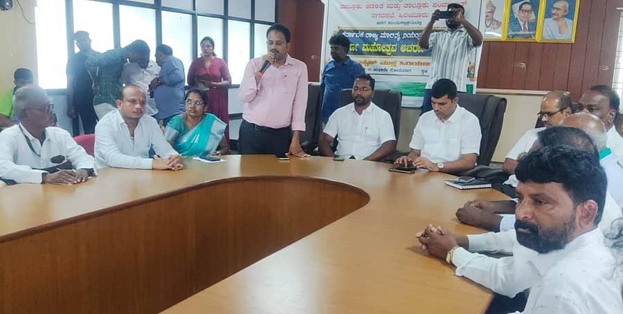 ಹಿರಿಯೂರಿನ ನಗರಸಭೆಯಲ್ಲಿ ಸೋಮವಾರ ಪರಿಸರ ಮಾಲಿನ್ಯ ನಿಯಂತ್ರಣ ಮಂಡಳಿಯ ಸುವರ್ಣ ಮಹೋತ್ಸವದ ಪ್ರಯುಕ್ತ ಸೋಮವಾರ ಹಮ್ಮಿಕೊಂಡಿದ್ದ ಕಲ್ಯಾಣ ಮಂಟಪಗಳು, ಹೋಟೆಲ್ ಮಾಲೀಕರ ಸಭೆಯಲ್ಲಿ ಪೌರಾಯುಕ್ತ ವಾಸಿಂ ಮಾತನಾಡಿದರು.