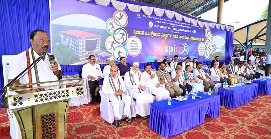 ಕಾರ್ಯಕ್ರಮದಲ್ಲಿ ಕಾಪು ಶಾಸಕ ಗುರ್ಮೆ ಸುರೇಶ್ ಶೆಟ್ಟಿ ಮಾತನಾಡಿದರು