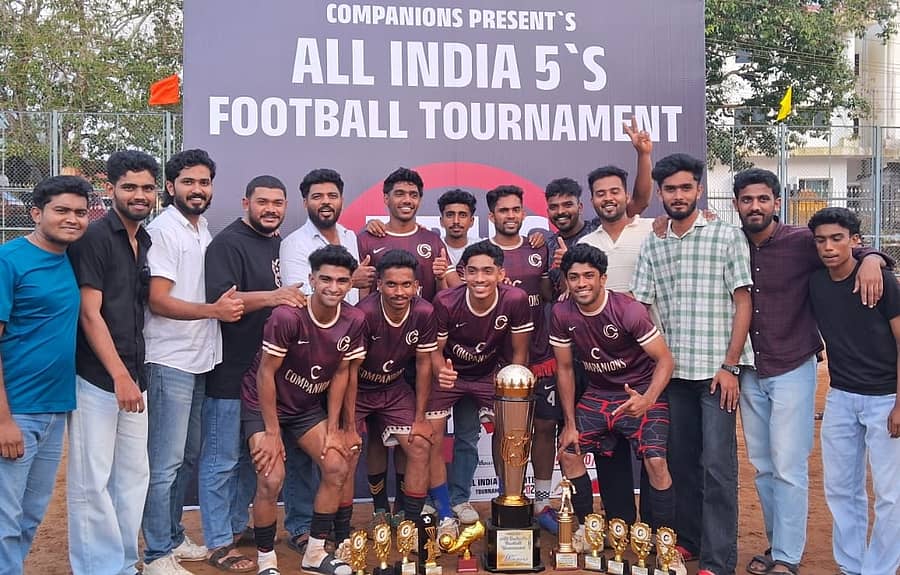 ವಿರಾಜಪೇಟೆಯಲ್ಲಿ ಡ್ರಗ್ಸ್ ಮುಕ್ತ ಭಾರತ ಅಭಿಯಾನ ಅಡಿಯಲ್ಲಿ ಭಾನುವಾರ ನಡೆದ ಫುಟ್ಬಾಲ್ ಟೂರ್ನಿಯಲ್ಲಿ ಕಂಪೇನಿಯನ್ಸ್ ತಂಡ ಪ್ರಶಸ್ತಿಯನ್ನು ಪಡೆದುಕೊಂಡಿತು