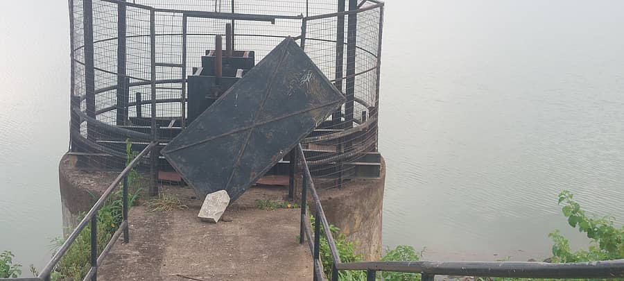 <div class="paragraphs"><p>ಚಿಂಚೋಳಿ ತಾಲ್ಲೂಕು ಚಂದ್ರಂಪಳ್ಳಿ ನೀರಾವರಿ ಯೋಜನೆಯ ಜಲಾಶಯದ ಸ್ಲುಯೀಸ್ ಗೇಟ್ಗೆ ಜಾಕವೆಲ್ನಿಂದ ನೀರು ಹರಿಸಲು ಶೆಡ್ಗೆ ಮುರಿದು ಬಾಗಿಲು ಅಳವಡಿಸಿರುವುದು</p></div>