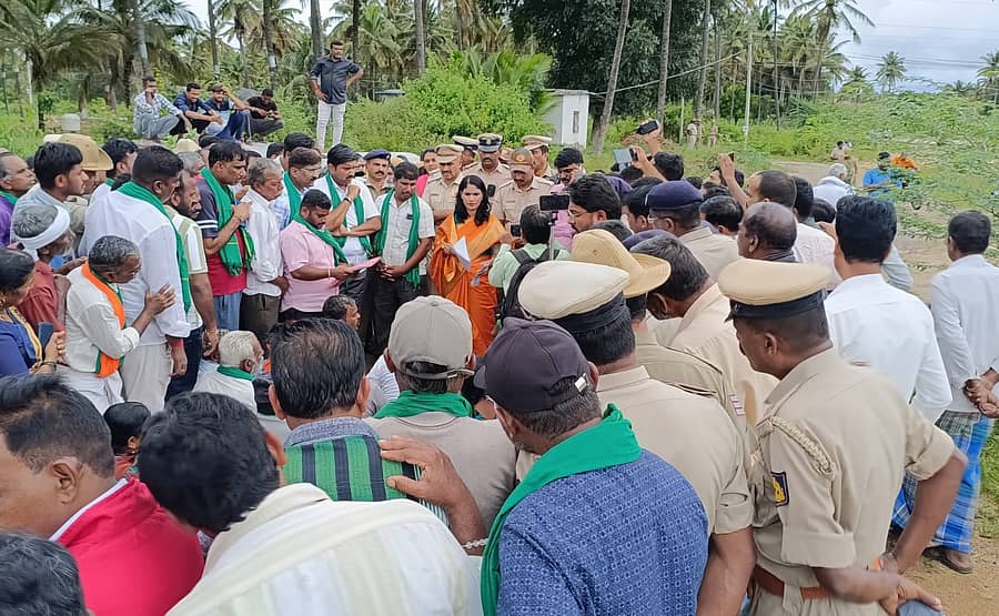 ಅರಸೀಕೆರೆ ತಾಲ್ಲೂಕಿನ ಬೆಂಡೆಕೆರೆಯಲ್ಲಿ ಪ್ರತಿಭಟನೆ ನಡೆಸಿದ ರೈತರನ್ನು ಭೇಟಿ ಮಾಡಿದ ಜಿಲ್ಲಾಧಿಕಾರಿ ಕೆ.ಎಸ್‌. ಲತಾಕುಮಾರಿ, ಮಾತುಕತೆ ನಡೆಸಿದರು 