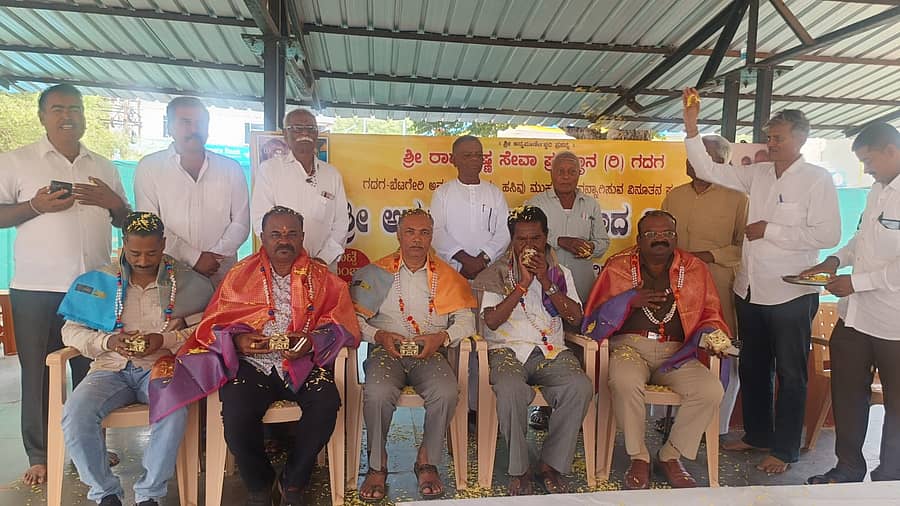 ಗದಗ ನಗರದ ಹಳೆಯ ಜಿಲ್ಲಾ ಆಸ್ಪತ್ರೆಯ ಆವರಣದಲ್ಲಿರುವ ಅನ್ನಪೂರ್ಣೇಶ್ವರಿ ಪ್ರಸಾದ ನಿಲಯದಲ್ಲಿ ಸಾಧಕರನ್ನು ಸನ್ಮಾನಿಸಲಾಯಿತು