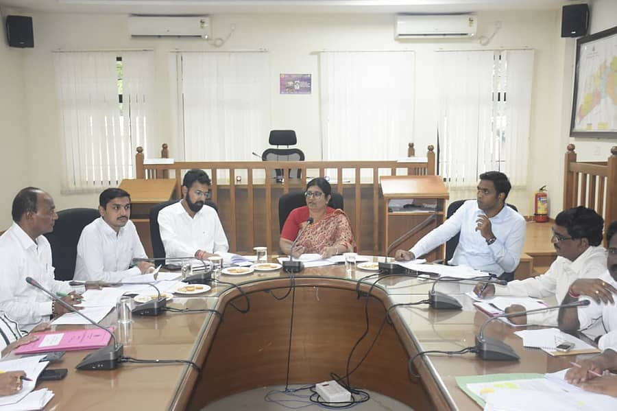 ಯಾದಗಿರಿಯಲ್ಲಿ ಸೋಮವಾರ ನಡೆದ ಸಭೆಯಲ್ಲಿ ಕಲಬುರಗಿ ವಿಭಾಗದ ಪ್ರಾದೇಶಿಕ ಆಯುಕ್ತೆ ಜಹೀರಾ ನಸೀಮ್ ಮಾತನಾಡಿದರು. ಅಧಿಕಾರಿಗಳು ಉಪಸ್ಥಿತರಿದ್ದರು